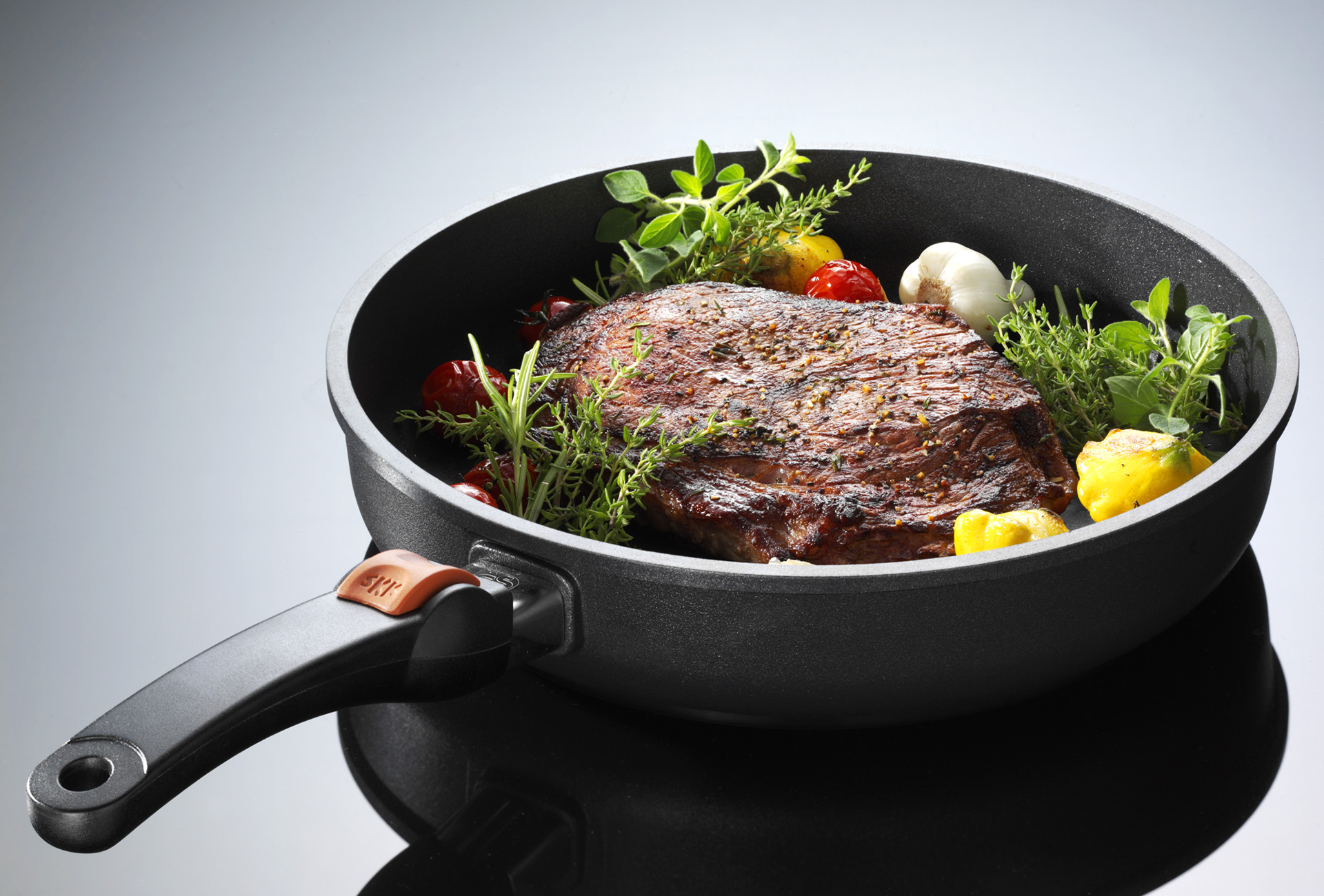 Das Foto zeigt eine Bratpfanne mit abnehmbaren Griff von SKK.
