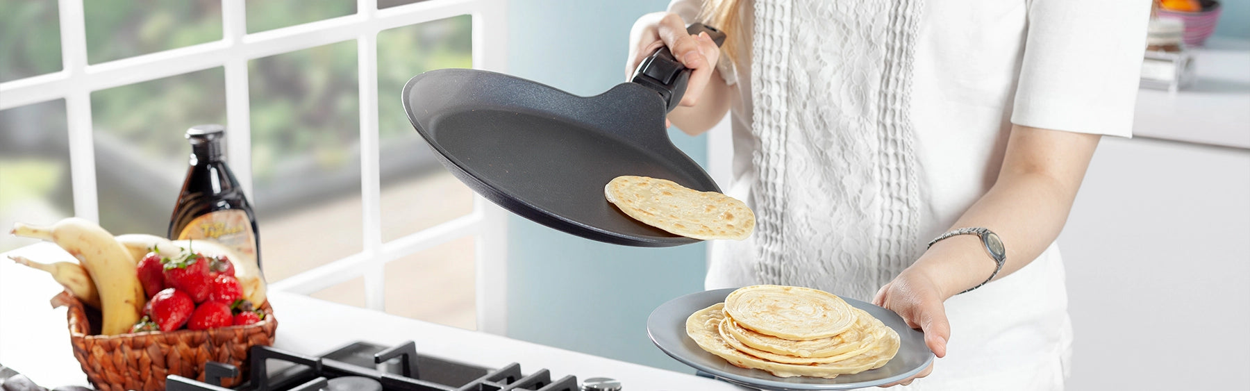 Das Foto zeigt die Zubereitung von Crepes mit einer Crepes Pfanne von SKK.