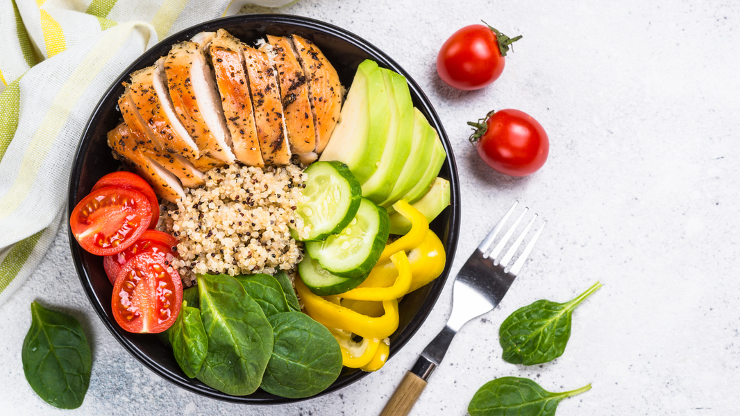 Quinoa-Gemüse-Bowl mit Avocado-Dressing.